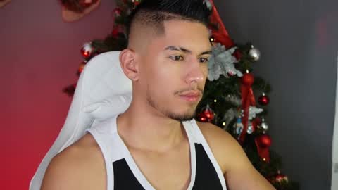 Snapshot of aaronfox_ chatting on December 13, 2:10 am AARON online show from December 13, 2:10 am