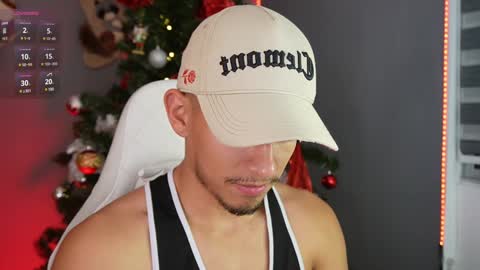 Snapshot of aaronfox_ chatting on December 15, 6:29 am AARON online show from December 15, 6:29 am
