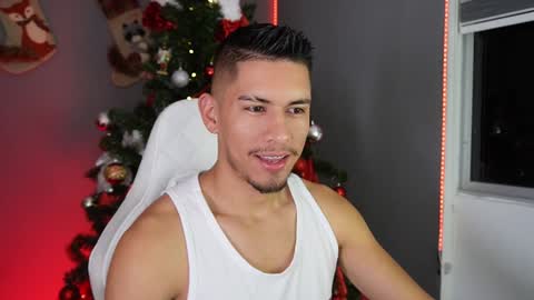 Snapshot of aaronfox_ chatting on December 15, 11:31 pm AARON online show from December 15, 11:31 pm
