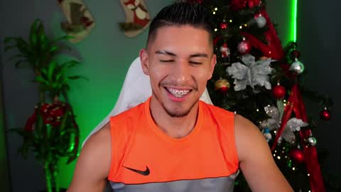 Snapshot of aaronfox_ chatting on December 16, 11:18 pm AARON online show from December 16, 11:18 pm