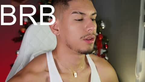 Snapshot of aaronfox_ chatting on December 17, 2:23 am AARON online show from December 17, 2:23 am