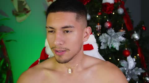 Snapshot of aaronfox_ chatting on December 24, 3:38 am AARON online show from December 24, 3:38 am