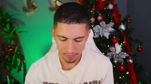 Snapshot of aaronfox_ chatting on December 26, 5:15 am AARON online show from December 26, 5:15 am