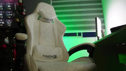 Snapshot of aaronfox_ chatting on December 28, 11:05 pm AARON online show from December 28, 11:05 pm