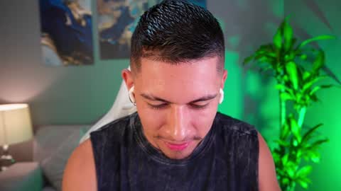 Snapshot of aaronfox_ chatting on January 5, 12:31 am AARON online show from January 5, 12:31 am