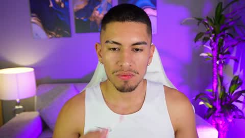 Snapshot of aaronfox_ chatting on January 8, 2:25 am AARON online show from January 8, 2:25 am