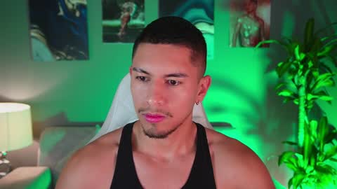 Snapshot of aaronfox_ chatting on January 23, 10:32 am AARON online show from January 23, 10:32 am