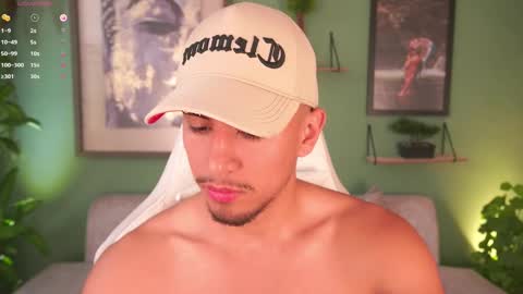 Snapshot of aaronfox_ chatting on February 13, 12:21 pm AARON online show from February 13, 12:21 pm