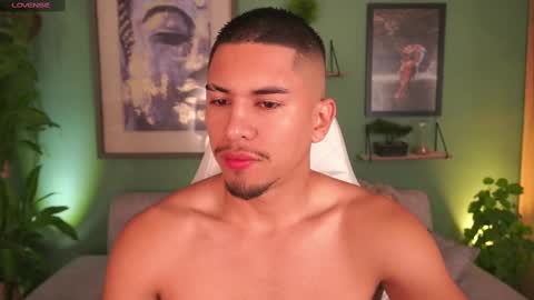 Snapshot of aaronfox_ chatting on February 19, 7:39 am AARON online show from February 19, 7:39 am