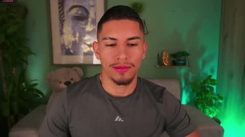 Snapshot of aaronfox_ chatting on March 10, 10:04 am AARON online show from March 10, 10:04 am