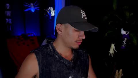Snapshot of aaronfox_ chatting on October 17, 3:53 am AARON online show from October 17, 3:53 am