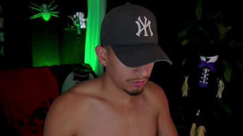 Snapshot of aaronfox_ chatting on October 18, 9:32 am AARON online show from October 18, 9:32 am