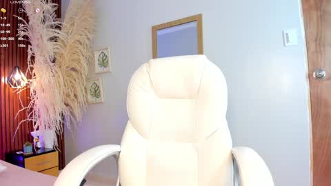 Snapshot of aashley_jones chatting on December 5, 5:15 am Aashley online show from December 5, 5:15 am