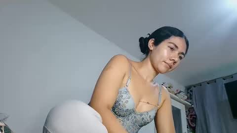 Snapshot of abbi_mooncb chatting on January 20, 1:32 pm Abbi mooncb online show from January 20, 1:32 pm