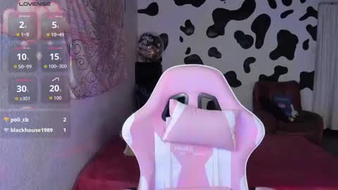 Snapshot of abbie_senjen chatting on October 31, 6:47 am April online show from October 31, 6:47 am