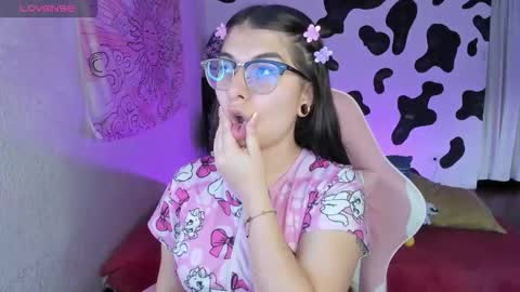 Snapshot of abbie_senjen chatting on November 14, 9:13 pm April online show from November 14, 9:13 pm