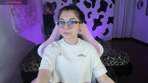 Snapshot of abbie_senjen chatting on November 29, 3:31 am April online show from November 29, 3:31 am