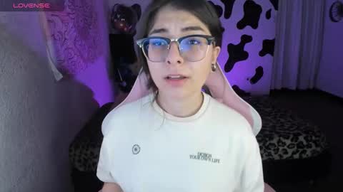 Snapshot of abbie_senjen chatting on November 30, 12:47 am April online show from November 30, 12:47 am