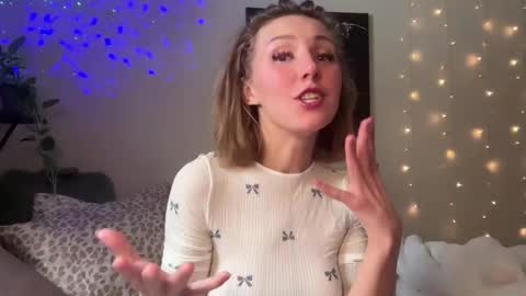 Snapshot of abbienextdoor chatting on December 18, 3:18 pm Abbie online show from December 18, 3:18 pm