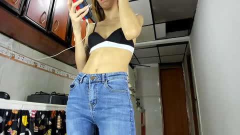 Snapshot of abbyhowlland chatting on December 22, 12:39 am sara online show from December 22, 12:39 am