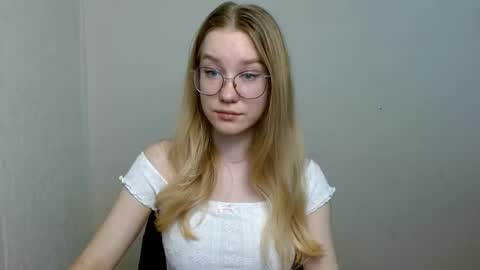Snapshot of abbymoore__ chatting on November 8, 10:37 am Abby Lovense is active online show from November 8, 10:37 am