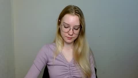 Snapshot of abbymoore__ chatting on November 15, 9:39 am Abby Lovense is active online show from November 15, 9:39 am