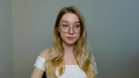 Snapshot of abbymoore__ chatting on November 19, 8:14 am Abby Lovense is active online show from November 19, 8:14 am