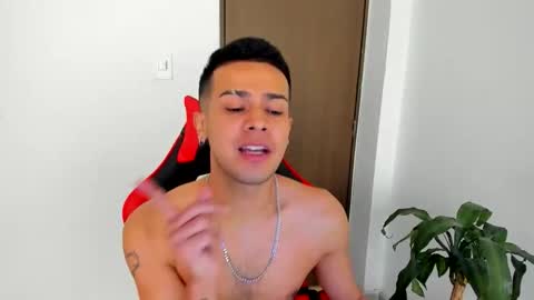 Independence model AbelAsburgo online show from April 10, 9:19 pm