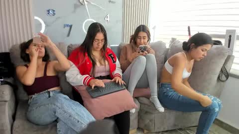 abella_as_ online show from March 6, 5:20 pm