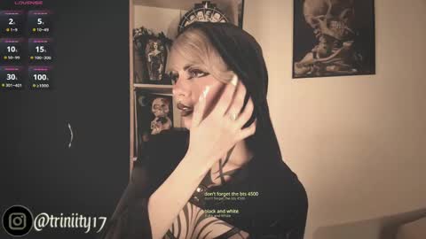 Snapshot of abril__colen chatting on December 10, 4:17 pm April online show from December 10, 4:17 pm