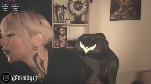 Snapshot of abril__colen chatting on December 13, 3:54 pm April online show from December 13, 3:54 pm