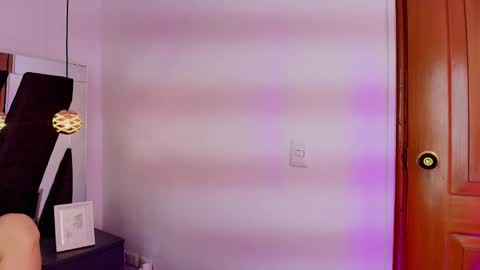 Snapshot of abril_lee__ chatting on March 6, 8:59 pm  Abril  online show from March 6, 8:59 pm