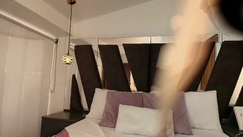 Snapshot of abril_lee__ chatting on October 18, 9:37 pm  Abril  online show from October 18, 9:37 pm