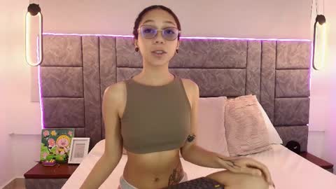 Snapshot of abril_lee__ chatting on October 24, 6:59 pm  Abril  online show from October 24, 6:59 pm
