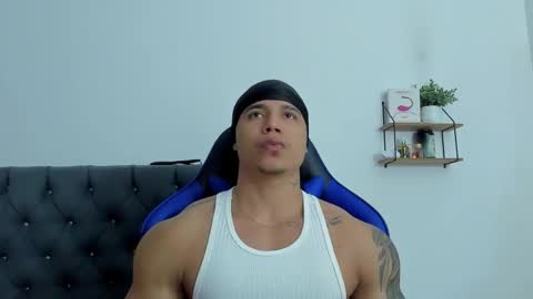 Snapshot of adam_boss chatting on December 17, 8:20 am adam boss online show from December 17, 8:20 am