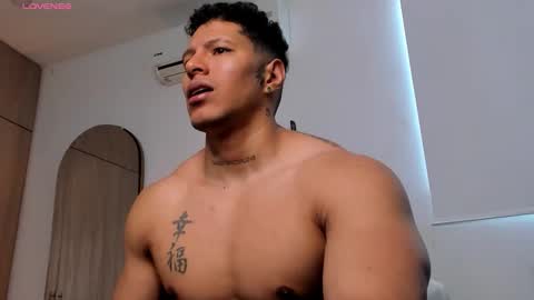 adambrocs1 online show from September 28, 9:42 pm