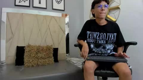 Snapshot of adams_bobby chatting on October 28, 12:19 pm Adams Bobby online show from October 28, 12:19 pm