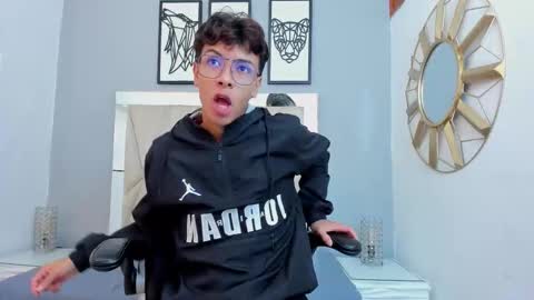 Snapshot of adams_bobby chatting on November 19, 11:21 am Adams Bobby online show from November 19, 11:21 am