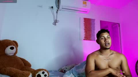 Snapshot of adams_niki chatting on February 15, 11:25 pm ADAMS Y NIKI online show from February 15, 11:25 pm