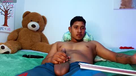 Snapshot of adams_niki chatting on February 20, 8:17 am ADAMS Y NIKI online show from February 20, 8:17 am