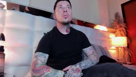 Snapshot of adamtatts chatting on November 25, 4:01 am Adam online show from November 25, 4:01 am