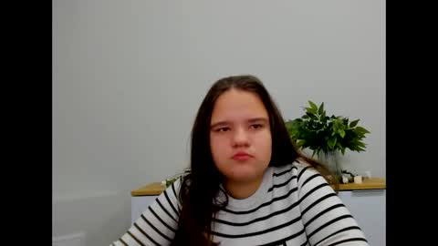 Snapshot of adelecruzz chatting on February 4, 8:13 am adelecruzz online show from February 4, 8:13 am