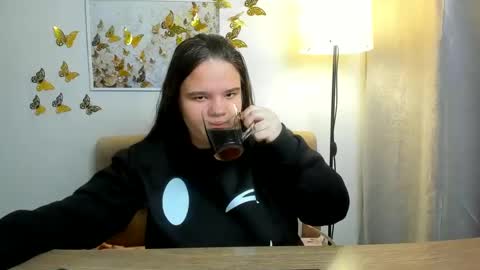 Snapshot of adelecruzz chatting on February 23, 1:10 pm adelecruzz online show from February 23, 1:10 pm