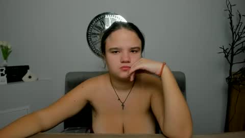 Snapshot of adelecruzz chatting on November 16, 1:06 pm adelecruzz online show from November 16, 1:06 pm