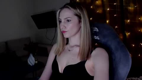 Snapshot of adeleshinem chatting on January 25, 6:23 am Adele Shine online show from January 25, 6:23 am