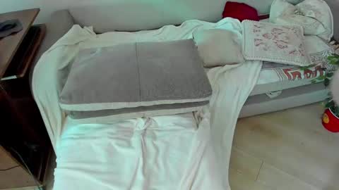 Snapshot of adelinemur chatting on February 12, 9:10 am Amy online show from February 12, 9:10 am