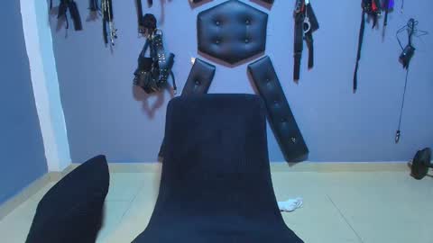 Snapshot of adonisdios chatting on December 17, 12:16 am adonisdios online show from December 17, 12:16 am