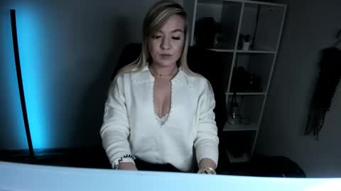 Snapshot of adrenalinlaura chatting on November 14, 6:34 am AdrenalinLaura online show from November 14, 6:34 am