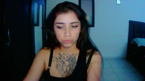 Snapshot of adri_gomez1 chatting on November 17, 1:22 am online show from November 17, 1:22 am