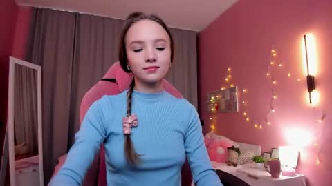 Snapshot of adria_arjona chatting on November 23, 7:30 am Eva online show from November 23, 7:30 am